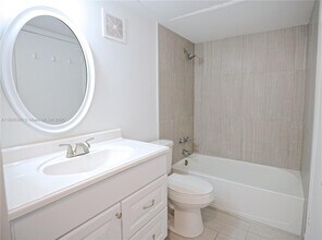 6755 NW 175th Ln in Hialeah, FL - Building Photo - Building Photo
