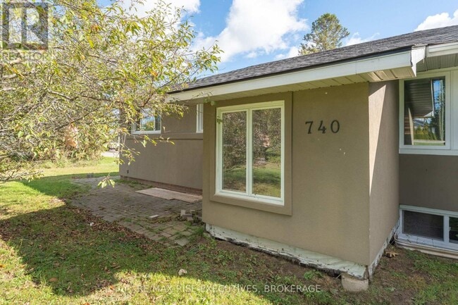 740 Collins Bay Rd in Kingston, ON - Building Photo - Building Photo