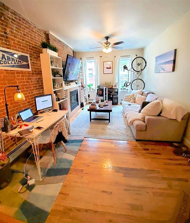 228 1st St, Unit 2B in Jersey City, NJ - Foto de edificio - Building Photo