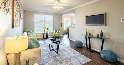 1901 Forest Oaks Dr in Houston, TX - Building Photo - Building Photo