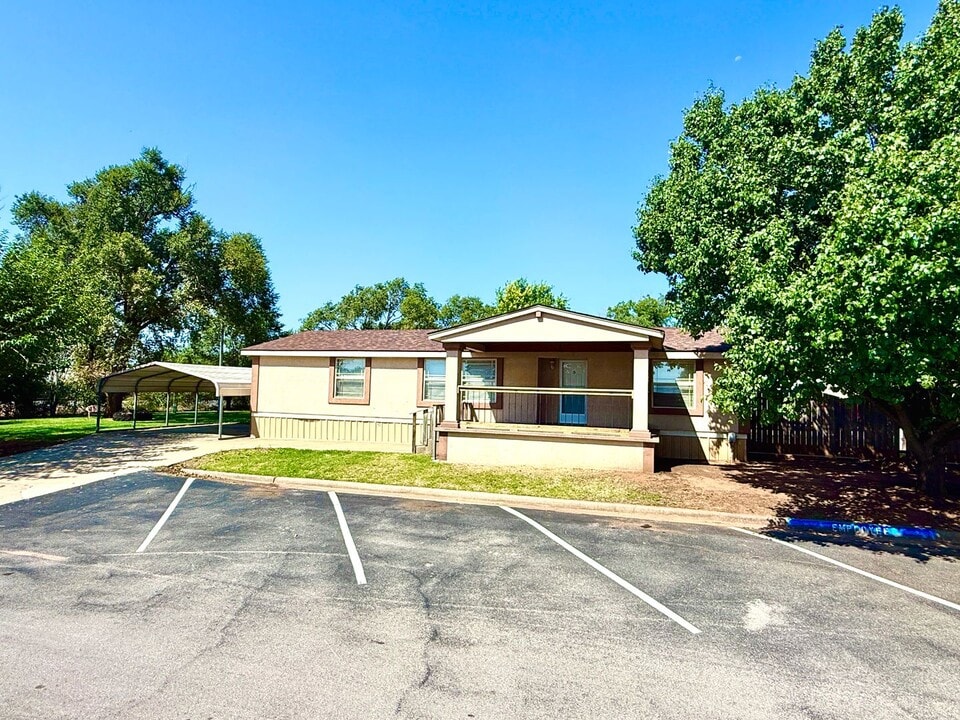 205 S 5th St in Weatherford, OK - Building Photo