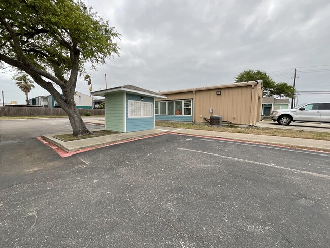Laguna Apartments in Corpus Christi, TX - Foto de edificio - Building Photo