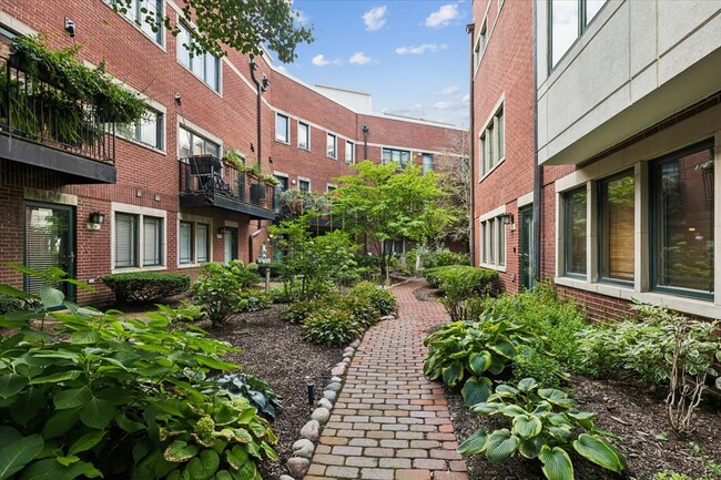 2455 W Ohio St in Chicago, IL - Building Photo - Building Photo