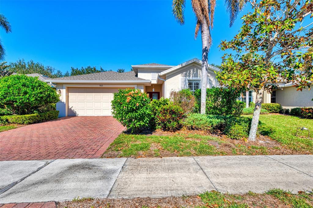 9022 Coachman Dr in Venice, FL - Building Photo