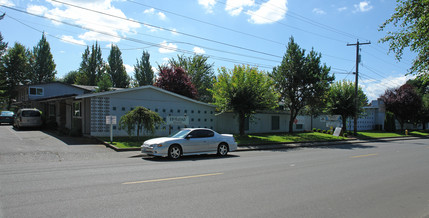 Holiday House Apartments in Tumwater, WA - Building Photo - Building Photo