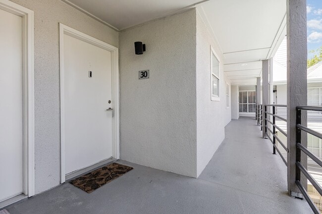 4111 Cole Ave, Unit 30 in Dallas, TX - Building Photo - Building Photo
