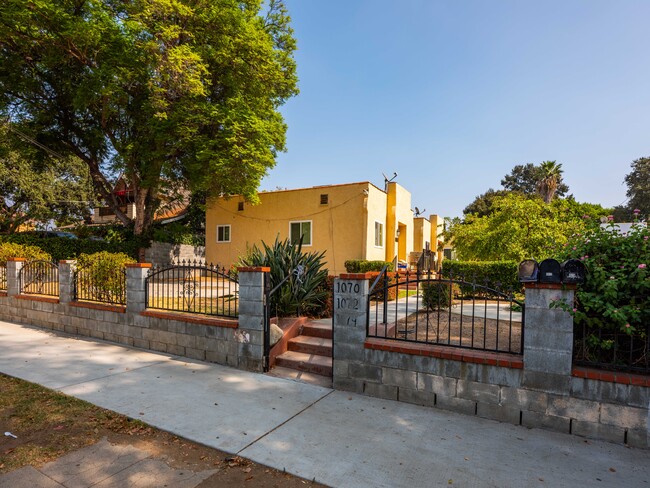 1070 N Raymond Ave in Pasadena, CA - Building Photo - Building Photo