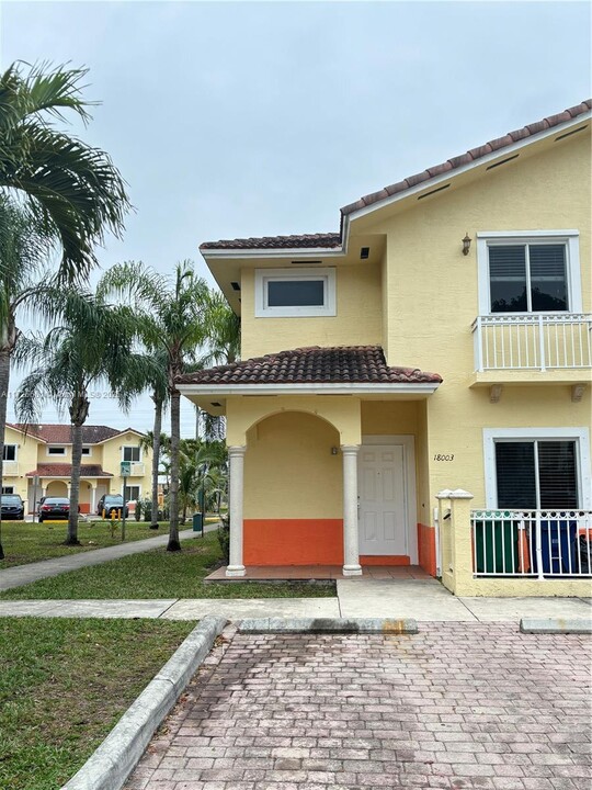 18003 NW 74th Path in Hialeah, FL - Foto de edificio