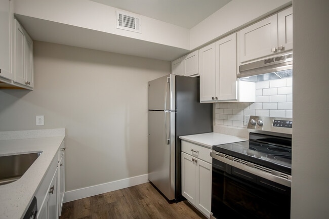 Alpine Lake Apartments in Jackson, MI - Building Photo - Building Photo