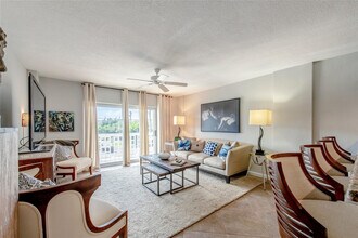 1831 NE 38th St in Fort Lauderdale, FL - Foto de edificio - Building Photo