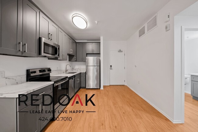5837 W Sunset Blvd in Los Angeles, CA - Building Photo - Building Photo