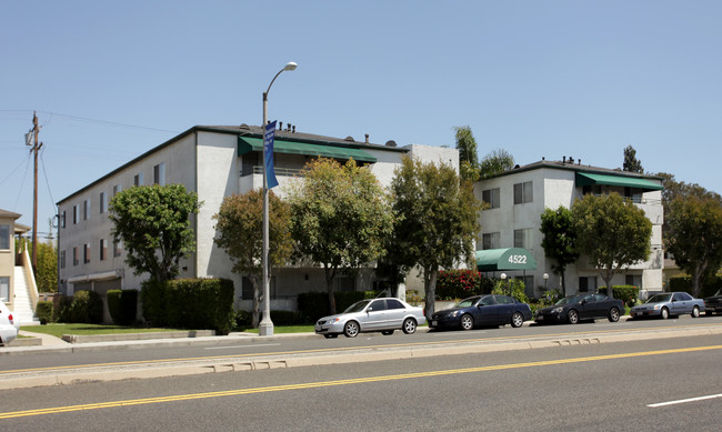 4522 N Lakewood Blvd in Lakewood, CA - Foto de edificio - Building Photo