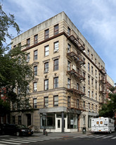302 W 4th St in New York, NY - Building Photo