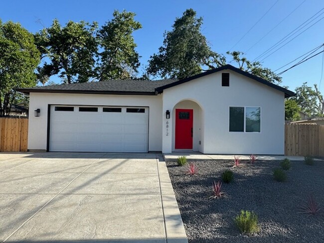 property at 6812 Lincoln Oaks Dr
