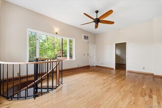 333 Lake Dr in Lake Peekskill, NY - Building Photo - Building Photo