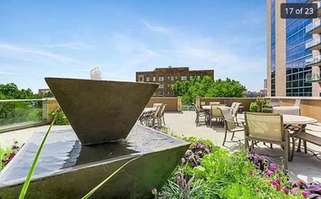 4545 Wornall Rd, Unit 1108 in Kansas City, MO - Foto de edificio - Building Photo