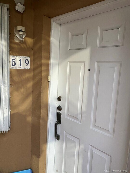 551 NW 82nd Ave-Unit -519 in Miami, FL - Building Photo