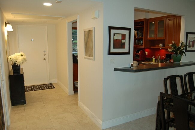 575 Oaks Ln in Pompano Beach, FL - Building Photo - Building Photo