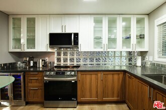 7943 Willow Glen Rd in Los Angeles, CA - Building Photo - Building Photo