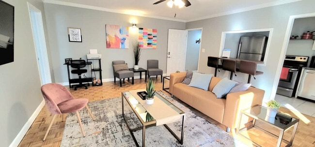 300 W Peachtree St NW