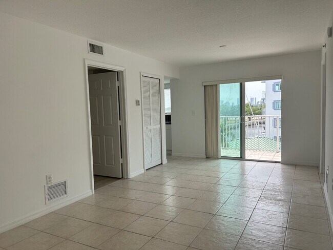 2475 NW 16th St Rd in Miami, FL - Building Photo - Building Photo