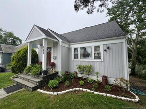 165 Greenfield Dr in Bridgeport, CT - Building Photo - Building Photo