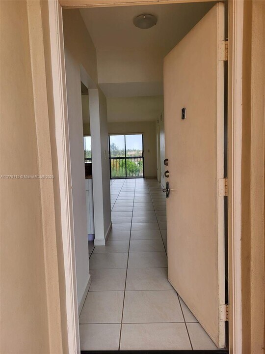 10155 NW 9th St Cir in Miami, FL - Building Photo