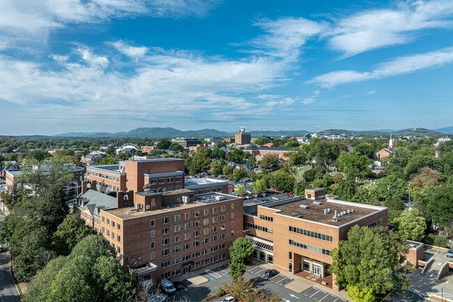 Locust Grove in Charlottesville, VA - Foto de edificio - Building Photo