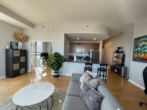 303 W Ohio St, Unit 3408 in Chicago, IL - Building Photo - Building Photo