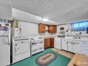 143 Safran Ave in Edison, NJ - Foto de edificio - Building Photo