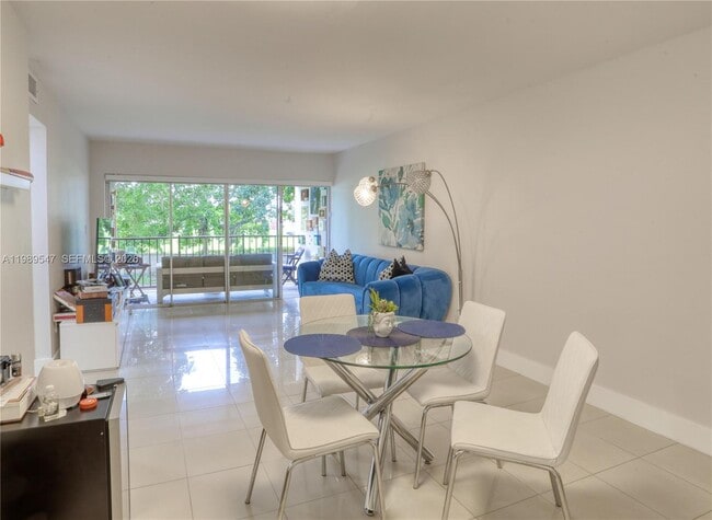 9170 Fontainebleau Blvd, Unit 203 in Miami, FL - Building Photo - Building Photo