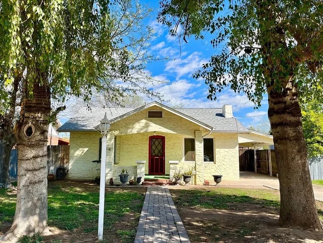 property at 822 E Whitton Ave