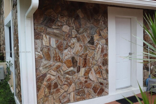 20022 NW 58th Ct in Hialeah, FL - Building Photo - Building Photo