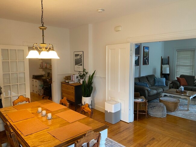 27 Holton St, Unit 1 in Medford, MA - Foto de edificio - Building Photo