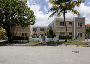 25 Navarre Ave in Coral Gables, FL - Foto de edificio - Building Photo