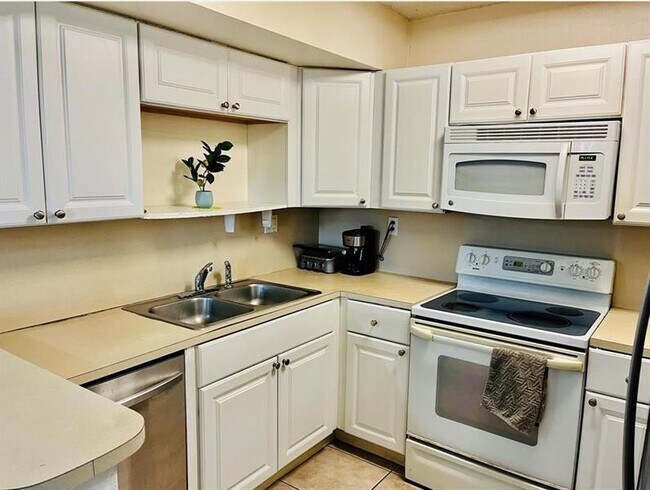 8200 Severn Dr in Boca Raton, FL - Building Photo - Building Photo