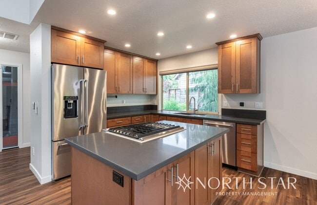 67 Kingsgate Rd in Lake Oswego, OR - Foto de edificio - Building Photo