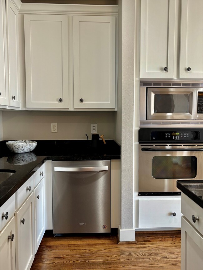 property at 919 W 15th St