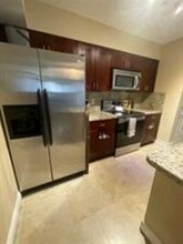 2803 N Oakland Forest Dr, Unit 211 in Oakland Park, FL - Foto de edificio - Building Photo