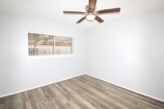 2126 Highland Hills Dr in Sugar Land, TX - Building Photo - Building Photo