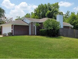 303 Lazy Ln in Montgomery, TX - Building Photo