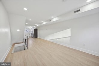 53 E Sharpnack St in Philadelphia, PA - Building Photo - Building Photo