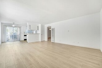 1723 S Barrington Ave, Unit 03 in Los Angeles, CA - Foto de edificio - Building Photo