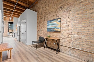 170 W Ohio St in Chicago, IL - Foto de edificio - Building Photo