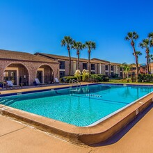 Laurel Pointe in Jacksonville, FL - Foto de edificio - Building Photo