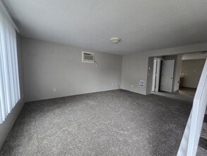 110 NE Atkinson Ct in Roseburg, OR - Building Photo - Building Photo