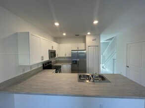 805 NE 211th St in North Miami Beach, FL - Building Photo - Building Photo