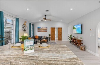 794 95th Ave N in Naples, FL - Foto de edificio - Building Photo