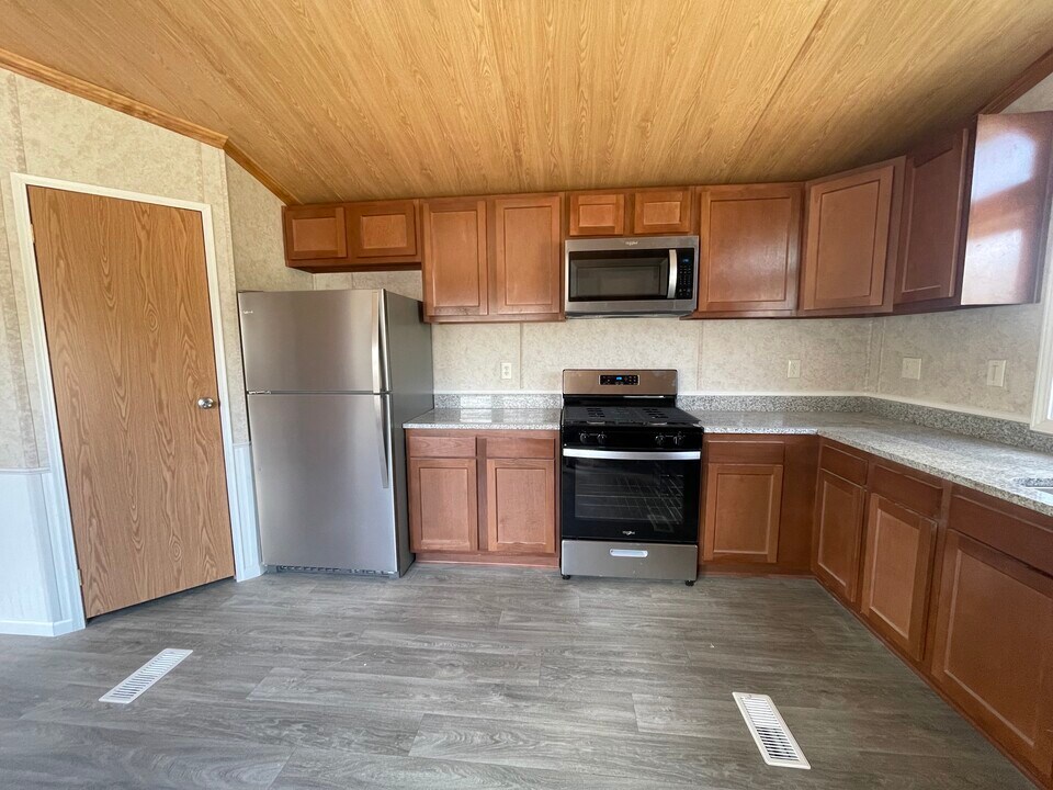 21 Tammy Dr in Willseyville, NY - Building Photo