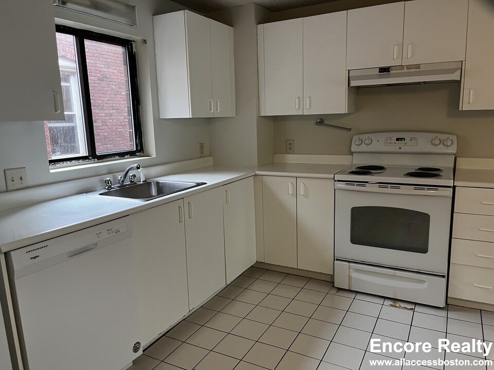 5 Elmer St, Unit 401 in Cambridge, MA - Building Photo